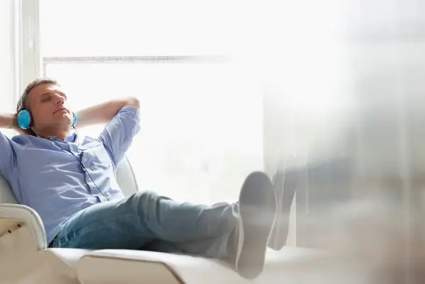 man relaxing in the best recliner for sleeping