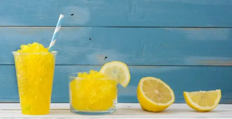 lemon 4 ways: lemon juice tall glass, lemon juice short glass, half a lemon and a slice of lemon
