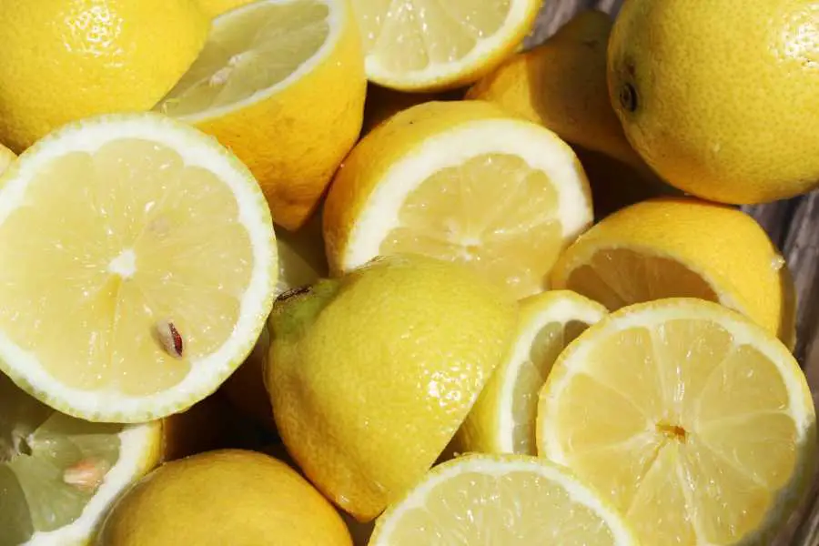 A pile of freshly cut lemon halves 