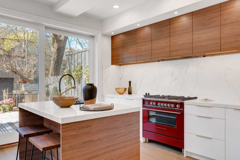 A minimalistic kitchen fitted with a professional gas range 