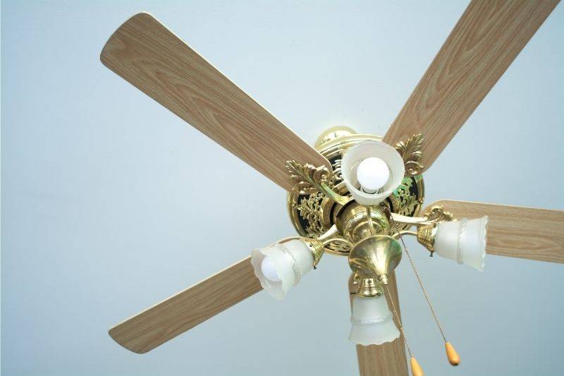 Old-fashioned ceiling fan with 4 lights