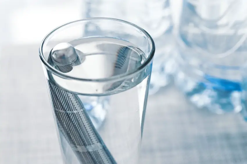 Small hydrogen water device in a glass of water 